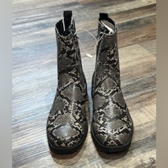 Zara Grey Faux Snake Skin Ankle Boots (NWT) Size: 6 / Item# 91-337 - Picture 3 of 6